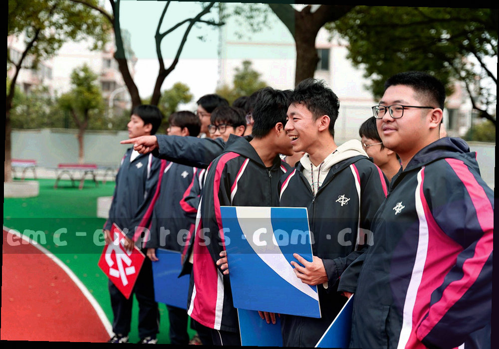 六个并列的深色分类标签块组成的问答索引图，每块边角带荧光绿细线